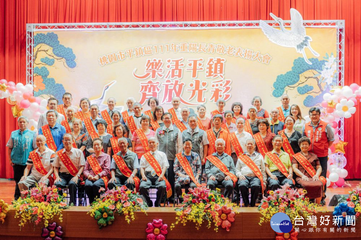 市長與獲獎的長青楷模合影留念。