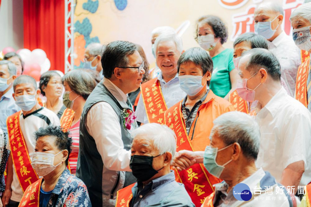 鄭市長親自問候每位長者。<br /><br /> <br /><br />