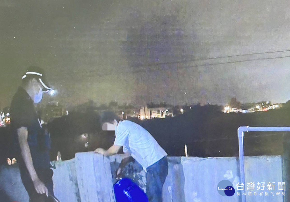 住宅頂樓冒火警,大園警巡邏發現及時撲滅。