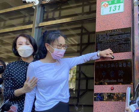 前中國小姐張淑娟（右）不滿媒體人周玉蔻指稱她是國民黨台北市長參選人蔣萬安父親蔣孝嚴的緋聞對象，26日在國民黨台北市議員王鴻薇（左）及律師陪同下，親自到北檢按鈴控告周玉蔻，張淑娟神情悲痛一度哽咽落淚。