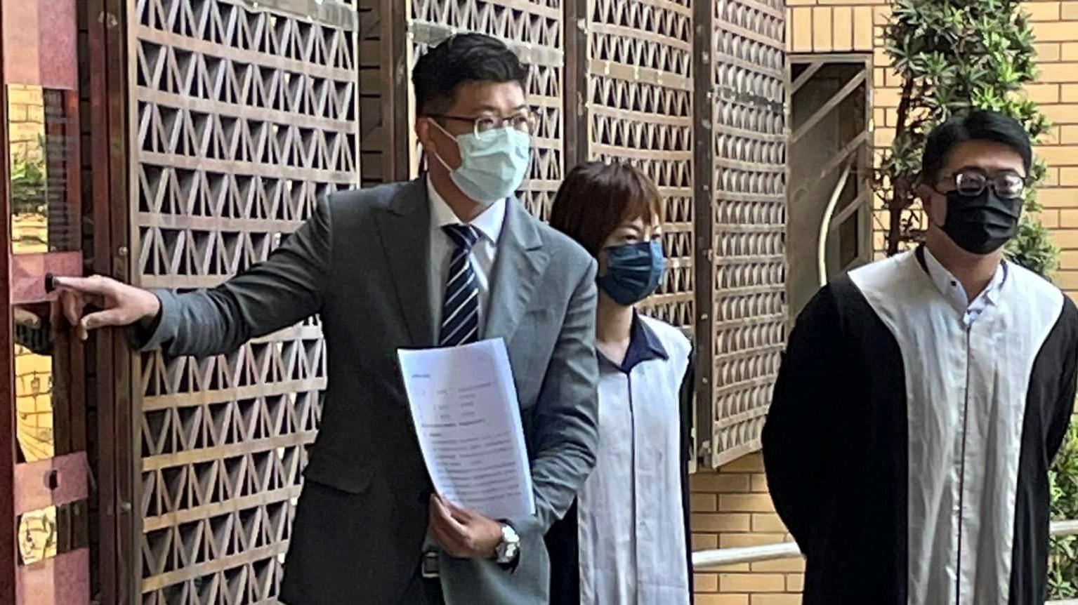 民進黨台北市議員參選人詹晉鑒律師,26日到台北地檢署告發,指章孝嚴改姓一事認領文件不全、涉及特權認領。翻攝詹晉鑒臉書
