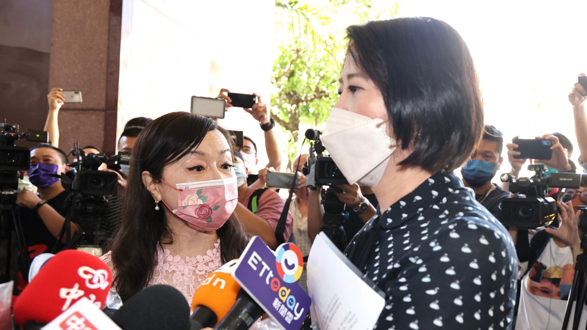 周玉蔻、王鴻薇互嗆「蟑螂」、「老鼠」,兩人互罵10分鐘。林啟弘攝