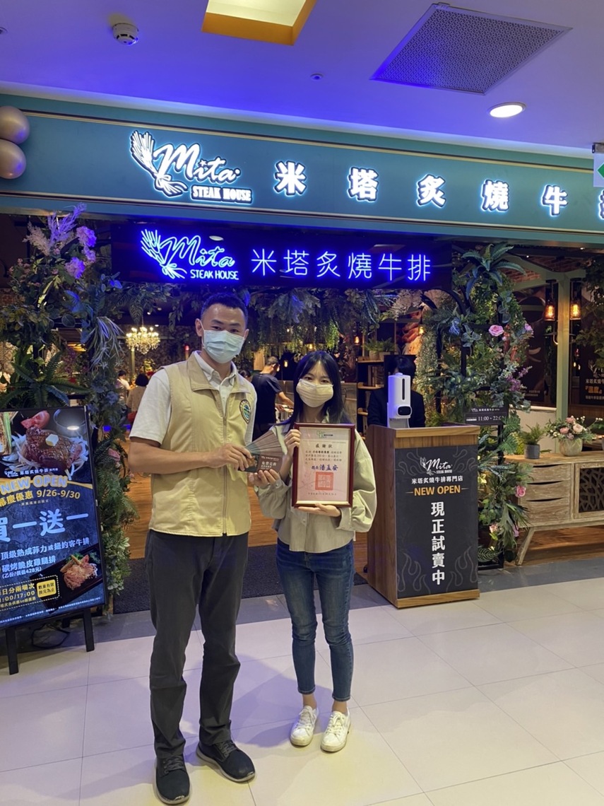 米塔送暖公益餐，屏童暖心享排餐/波新聞