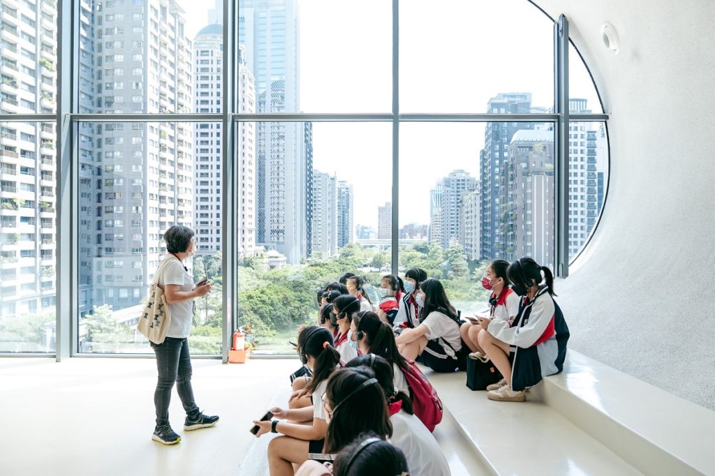 劇場導覽《Q2Q》週邊活動–歌劇院專業志工老師,帶領師生穿梭在無人的歌劇院裡,認識建築美學設計的奧秘。(圖/歌劇院提供)