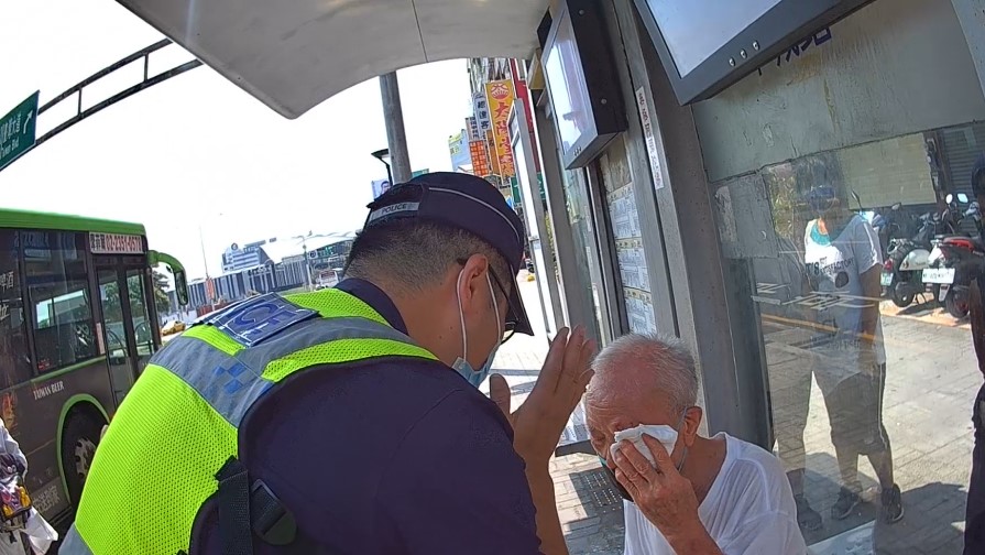 ▲年近9旬狄姓老翁不慎跌倒、眼角血流不止,繼中所員警即刻救援、協助就醫 (圖/台中市警察局 提供)