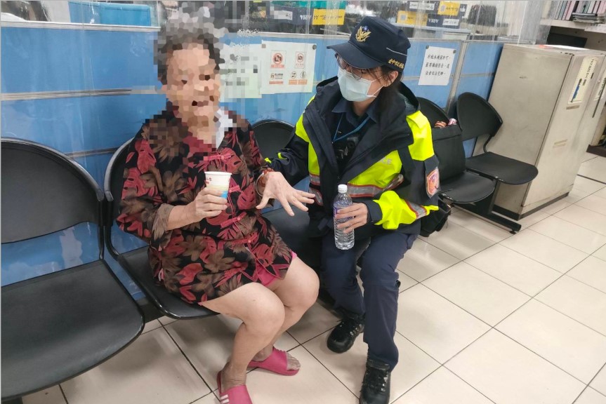 ▲83歲謝姓阿嬤迷途走失,員警先將阿嬤帶返派出所歇息 (圖/台中市警察局 提供)