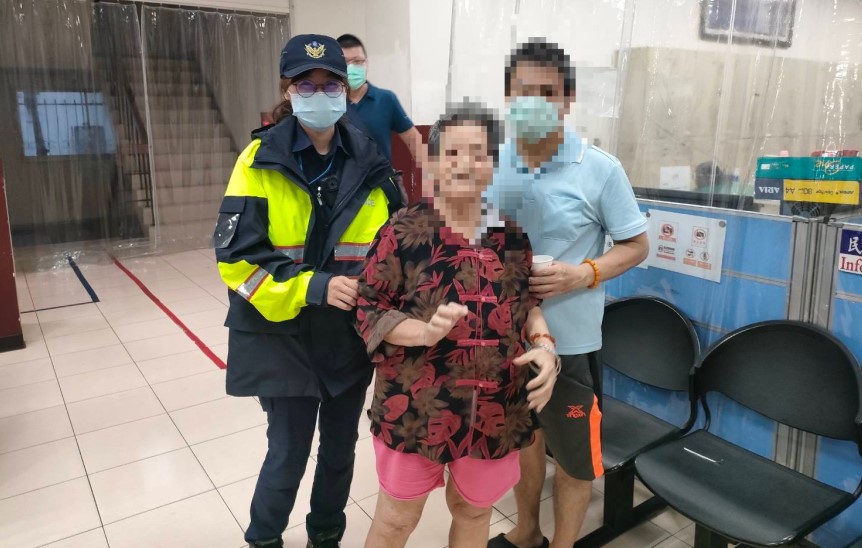 ▲阿嬤只記得爸爸和兒子的姓名,員警透過警方科技偵防平台聯繫到阿嬤兒子 (圖/台中市警察局 提供)