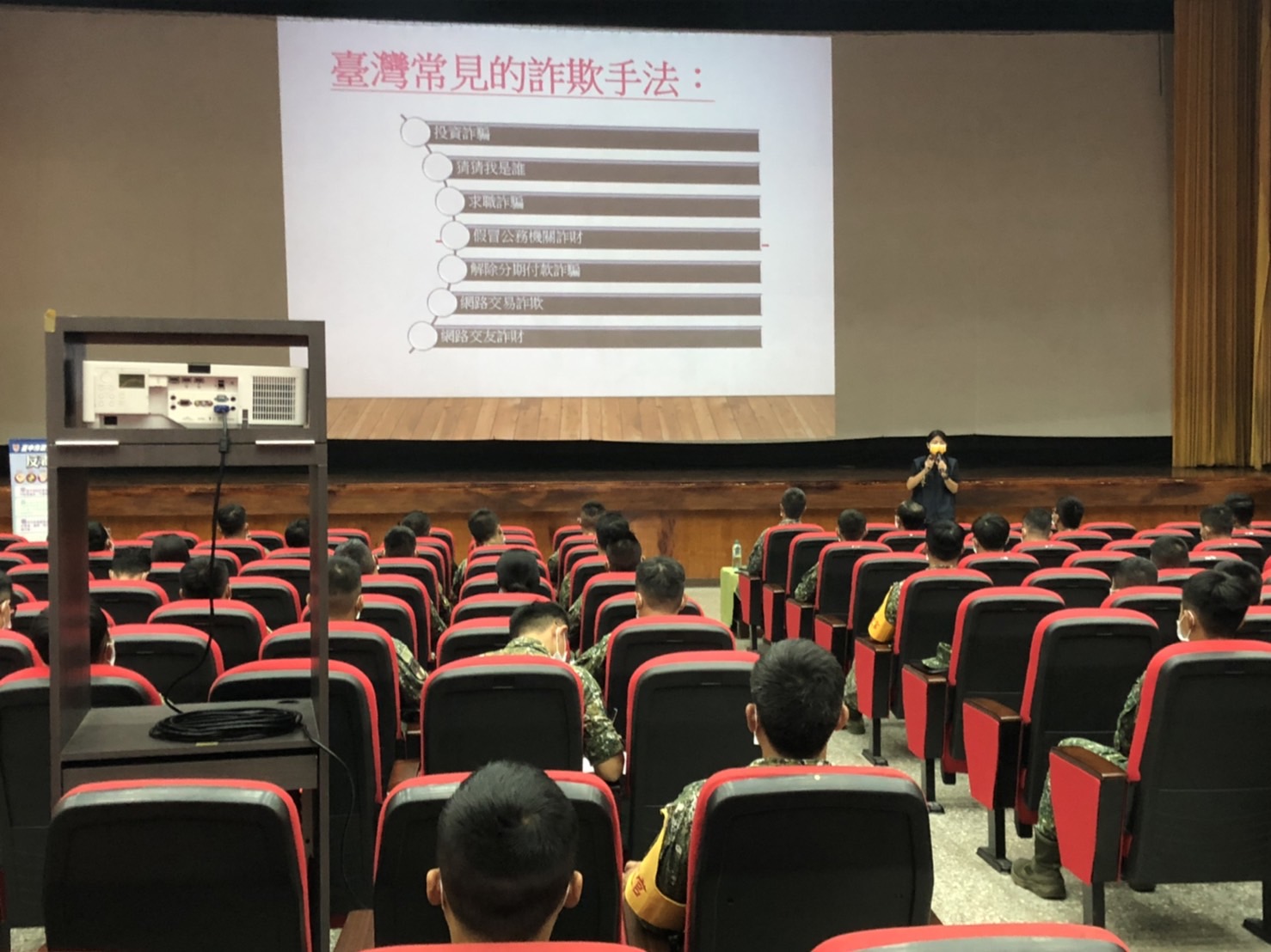 圖片說明:交通組羅巡官透過簡報加強灌輸國軍行車安全及反詐騙宣導,現場參加行車安全宣導及反詐騙預防宣導,參與國軍官兵反應熱烈。 (記者謝榮浤翻攝)