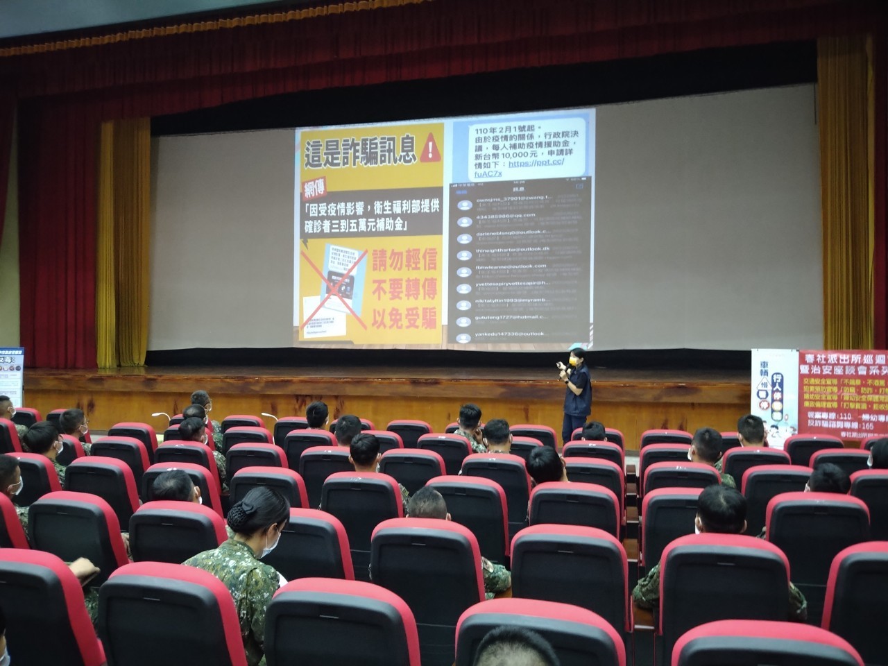 圖片說明:中市警四分局前往成功嶺宣導國軍弟兄行車安全及反詐騙資訊宣導。(記者謝榮浤翻攝)