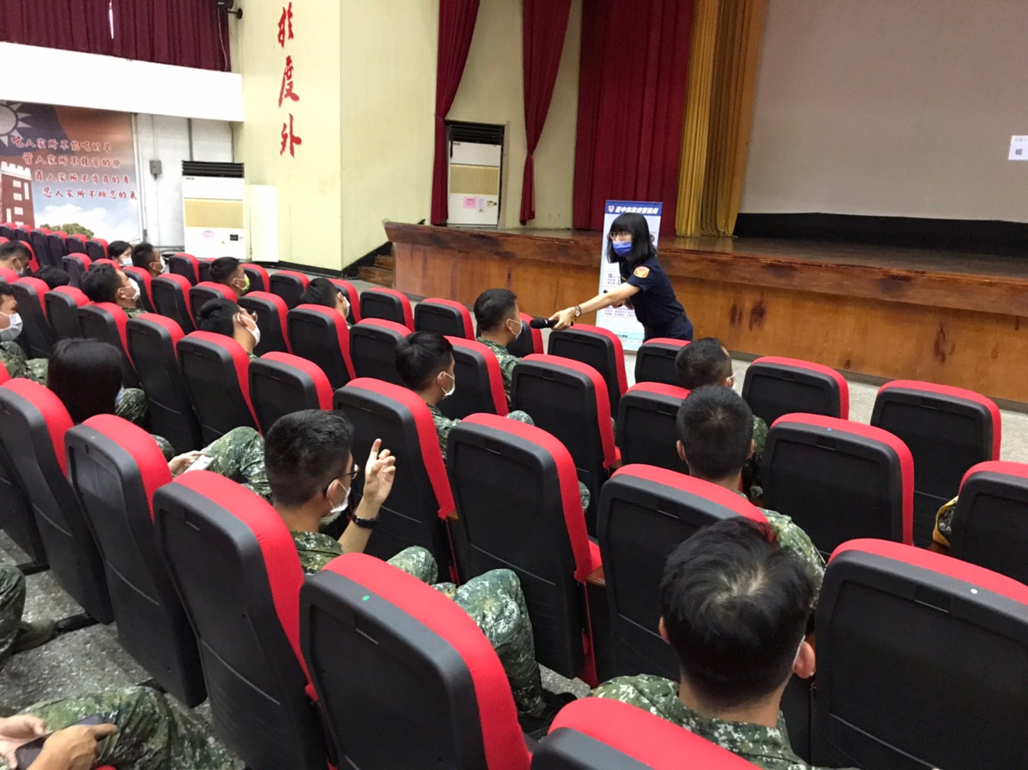 圖片說明:交通組羅巡官透過簡報加強灌輸國軍行車安全及反詐騙宣導,現場參加行車安全宣導及反詐騙預防宣導,參與國軍官兵反應熱烈。 (記者謝榮浤翻攝)