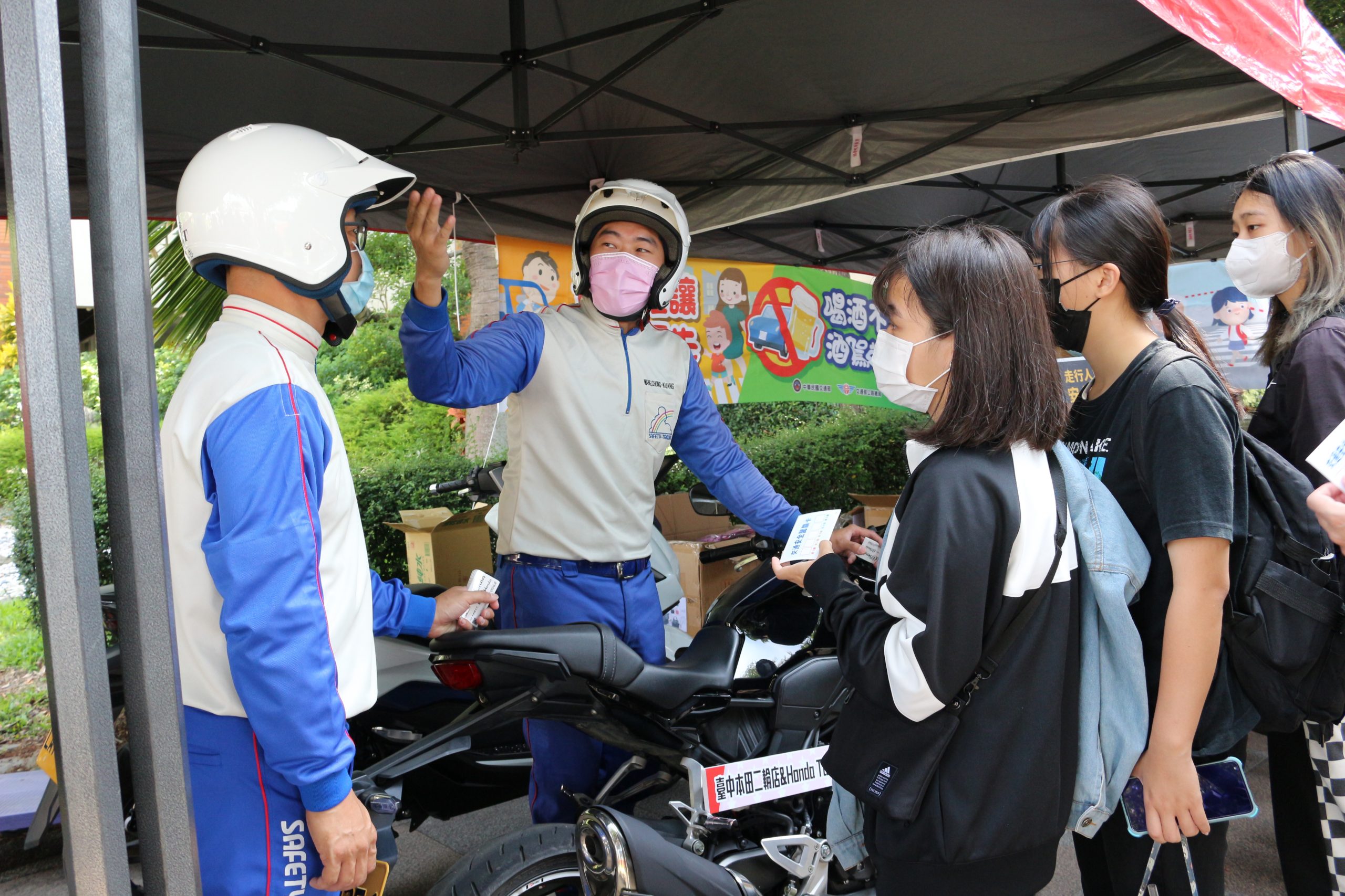 圖片說明：中市警交通警察大隊日前辦理「車輛慢看停 行人停看聽」活動，提醒大學新鮮人用路安全及相關規範。(記者林㤈輝翻攝) 