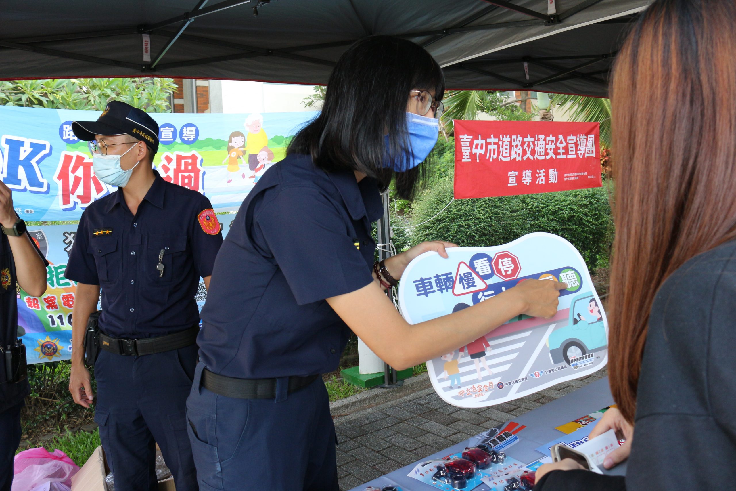 圖片說明：中市警交通警察大隊辦理「車輛慢看停 行人停看聽」活動，員警提醒大學新鮮人用路安全及相關規範。(記者林㤈輝翻攝) 