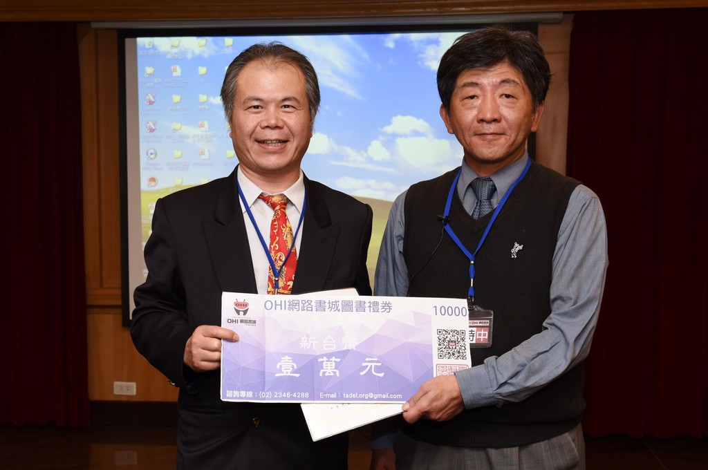 圖片說明:【台灣牙醫數位學習學會】於2015年舉辦「我的牙醫生涯之路心得分享會」,首創Dental TED演講影片紀錄。台北市市長候選人陳時中與曾明清醫師於現場合影留念。(台灣牙醫數位學習學會提供)
