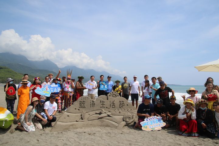 2022臺東藍海生活節於杉原海水浴場舉辦開幕儀式,為期四周精彩遊憩活動。 圖:臺東縣政府交通及觀光發展處/提供