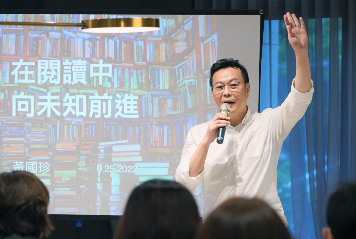 2022【冠德Book Date】於25日舉辦第二場閱讀沙龍,由「品學堂」創辦人暨執行長黃國珍與民眾分享如何提升自己與孩子的閱讀素養。(圖/冠德玉山教育基金會提供)