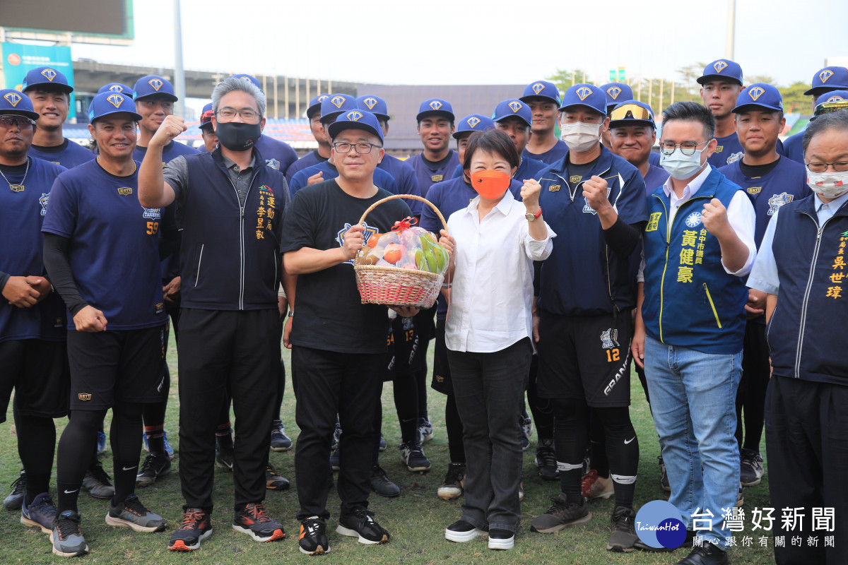 台中成棒隊備戰2022爆米花棒球聯盟賽，市長盧秀燕致贈水果禮盒，祝福強棒出擊！