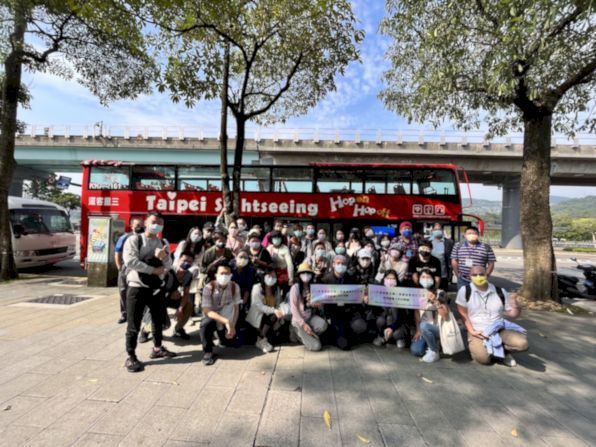 臺北市政府觀光傳播局將於 10 月起舉辦五梯次「111 年度臺北市 旅宿轉型研習課程暨參訪交流」，預計培訓 500 名北市旅宿從業人員