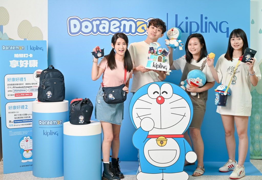 揹著「 Doraemon Kipling亞洲限定聯名系列」與哆啦A夢主題拍照區合影,打卡上傳即可領取獨家小禮,還有機會抽中聯名包款。