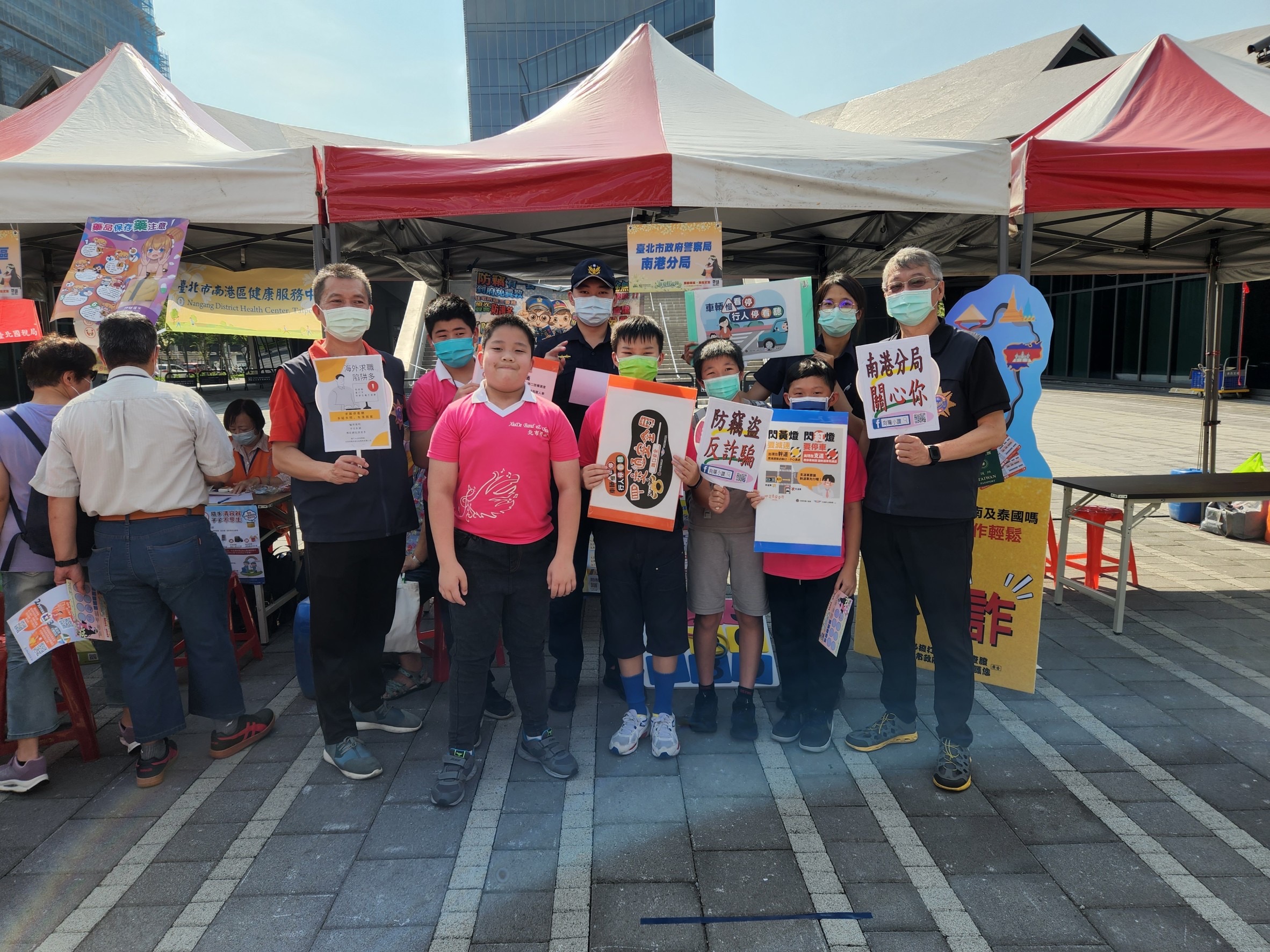 圖:南港分局攜手桂花節向參與活動的市民朋友們,宣導交通安全的重要性!