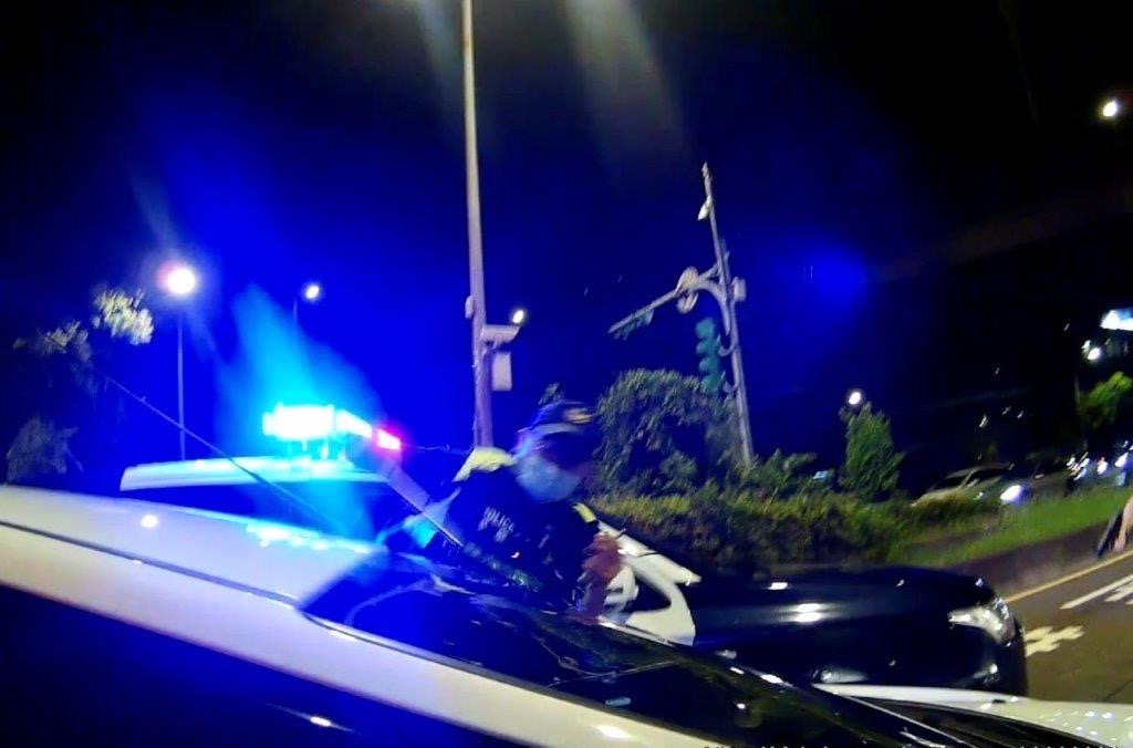 圖片說明:保大員警見隙立即使用擊破器擊破陳嫌車輛前擋風玻璃。(記者宋紹誠翻攝)