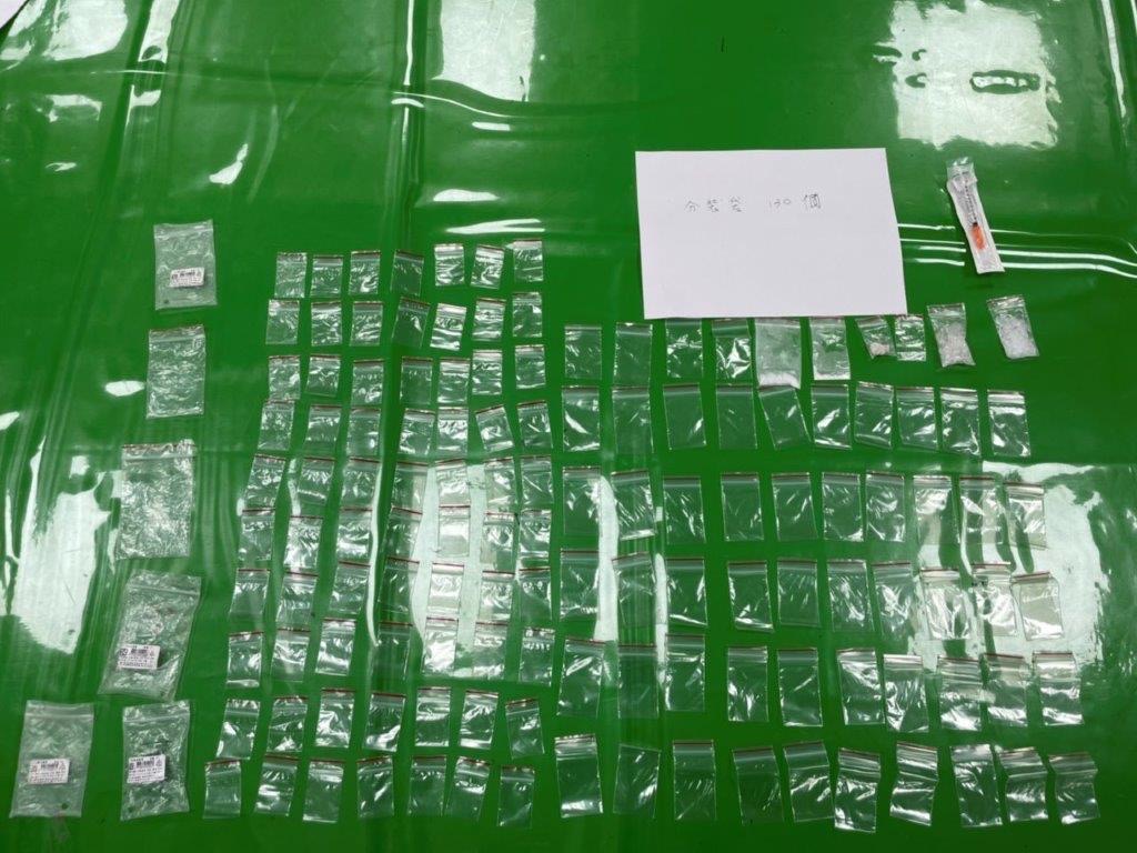 圖片說明:警方起獲海洛因4包、安非他命3包、使用過海洛因針筒1個、未使用針筒17個及毒品分裝袋130個等器具。(記者宋紹誠翻攝)