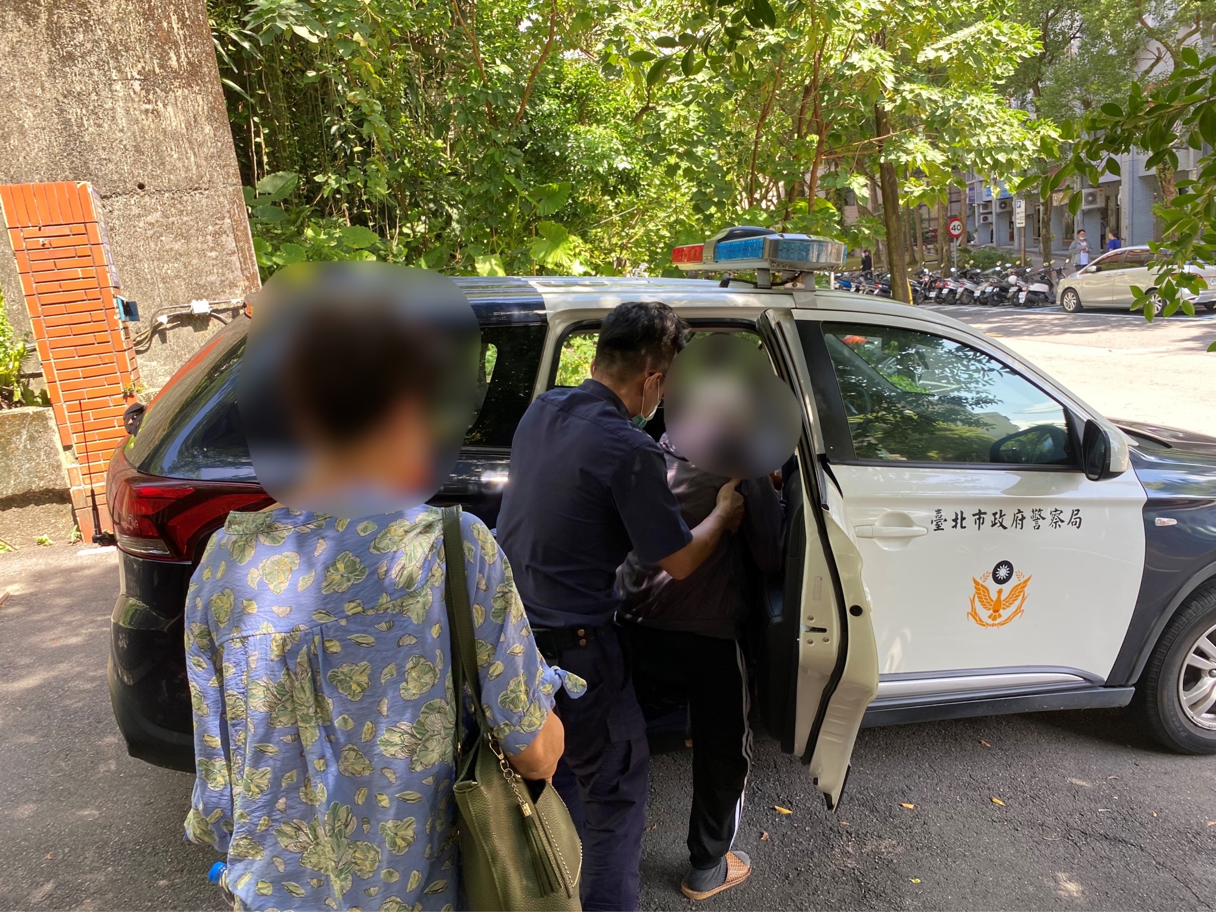 圖片說明:萬芳所員警黃建源助失智迷途老翁返家。(記者趙靜姸翻攝)