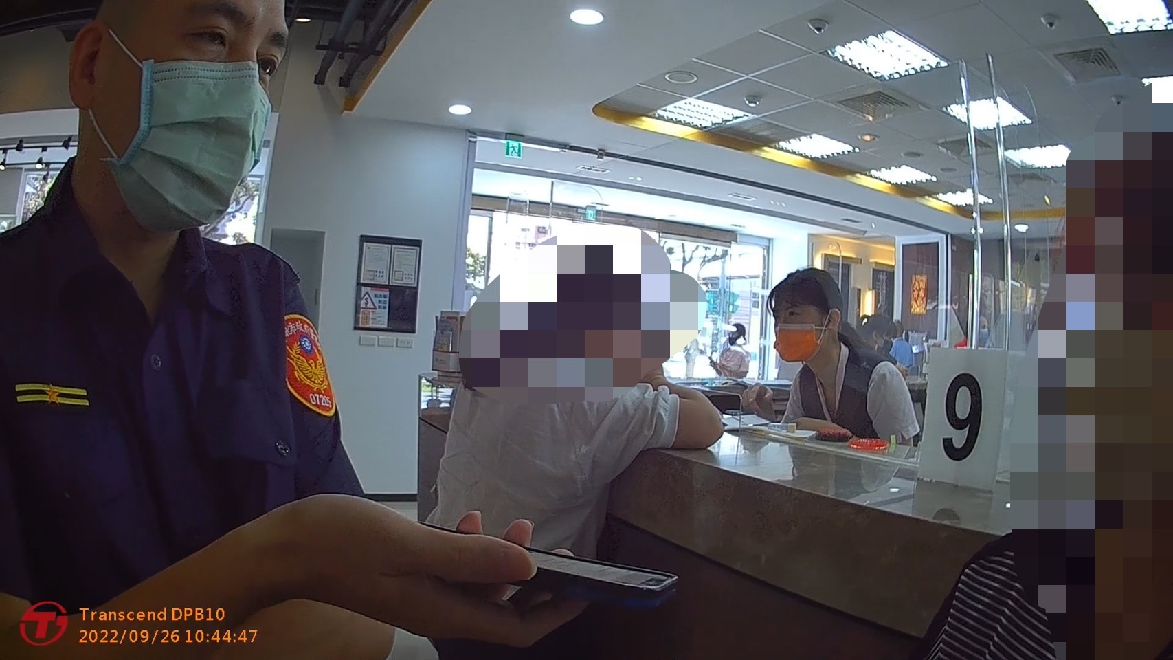 圖片說明:林口警在銀行跟孫姓婦人耐心講解詐騙手法,幫其保住積蓄。(記者吳萍翻攝)