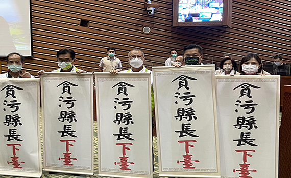 議場當競選總部?宜縣民進黨議員議會秀捲軸拍照 國民黨團痛批踐踏民意