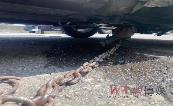 國道驚魂!大車「手扳吊車」掉落 4車輾過受損