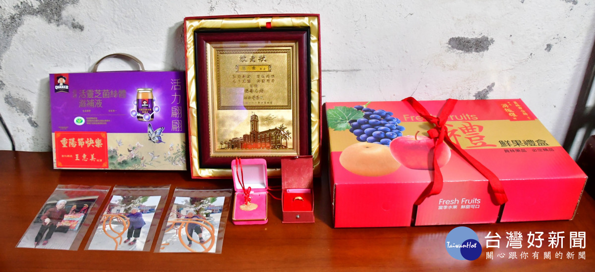 縣長王惠美與阿嬤有約,致贈重陽節禮品。圖/彰化縣政府提供