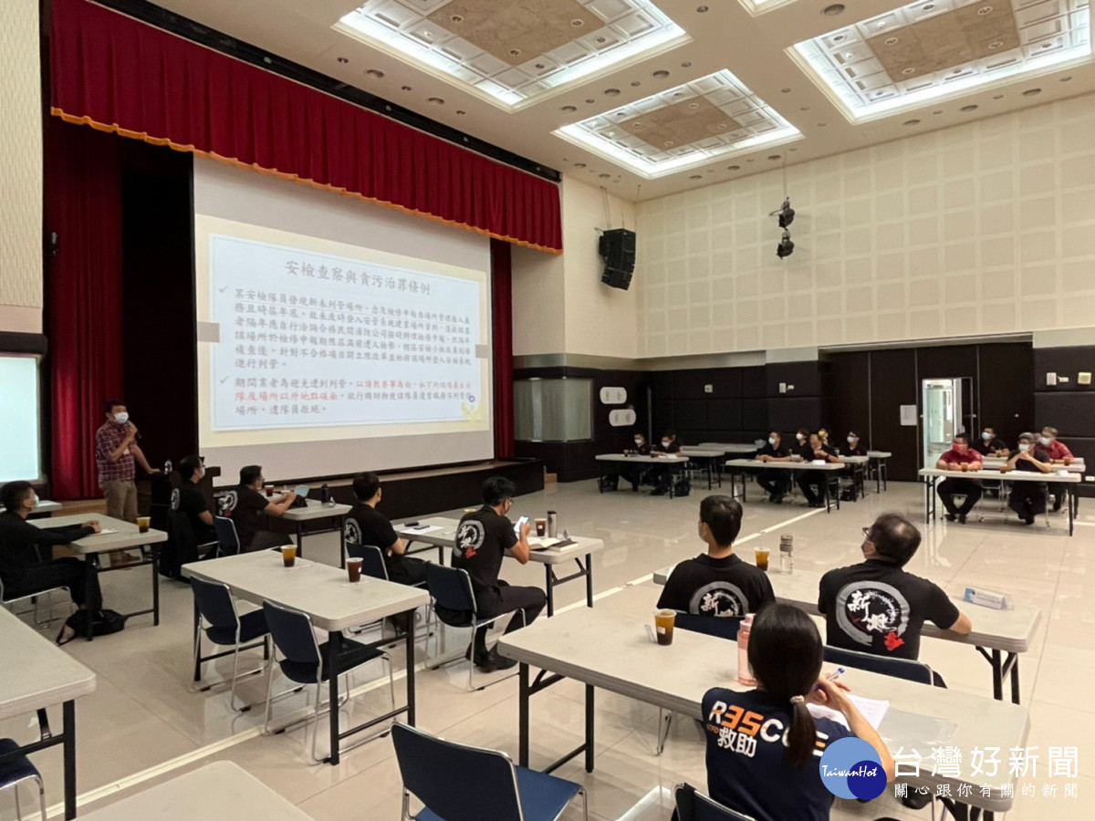 消防局今(28)日於9樓大禮堂召開111年度第3季「專責安檢小組消防安全法令暨建築物審(勘)查執法疑義」研討會議