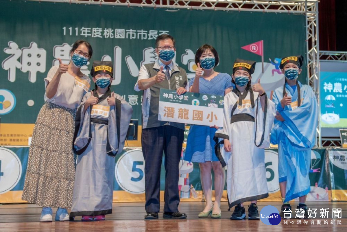 市長與潛龍國小師生合影。<br /><br /> <br /><br />