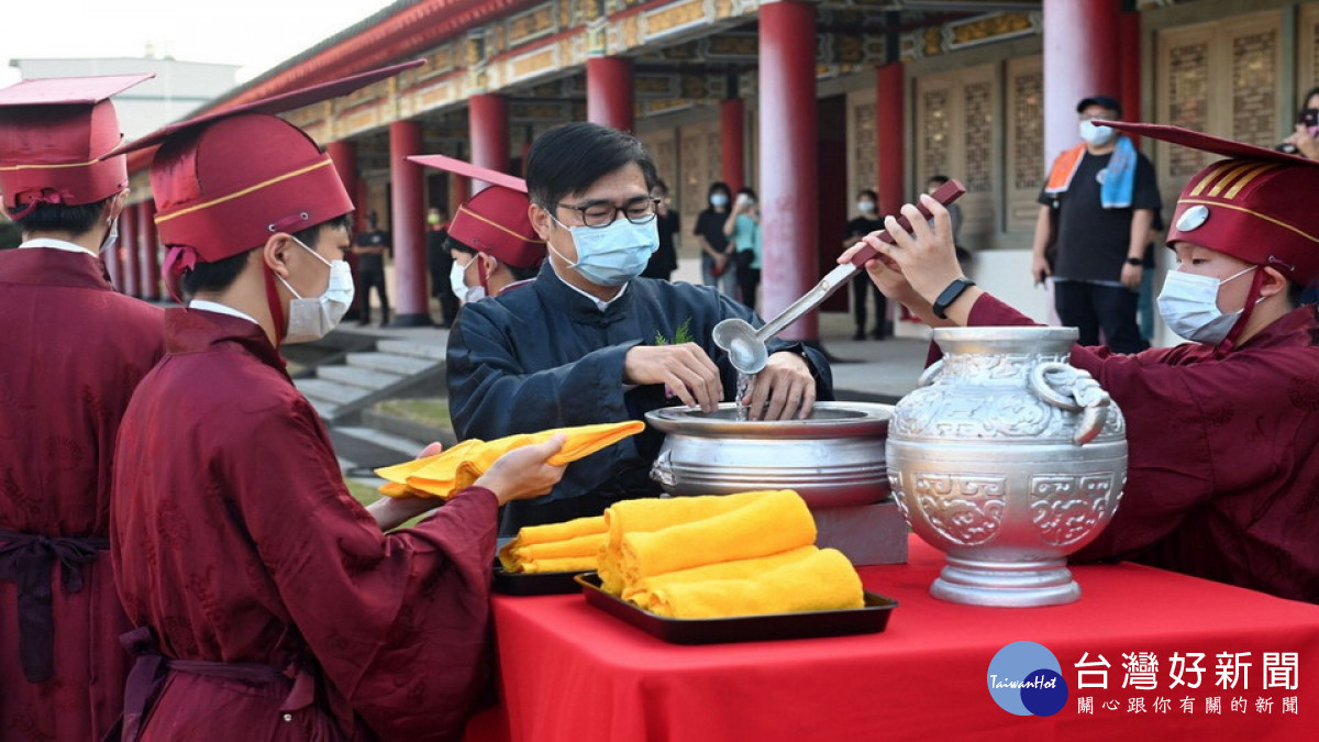 ▲釋奠禮在莊嚴鐘鼓樂聲中陳其邁依循明禮儀節進行。(圖/記者 許高祥 翻攝)