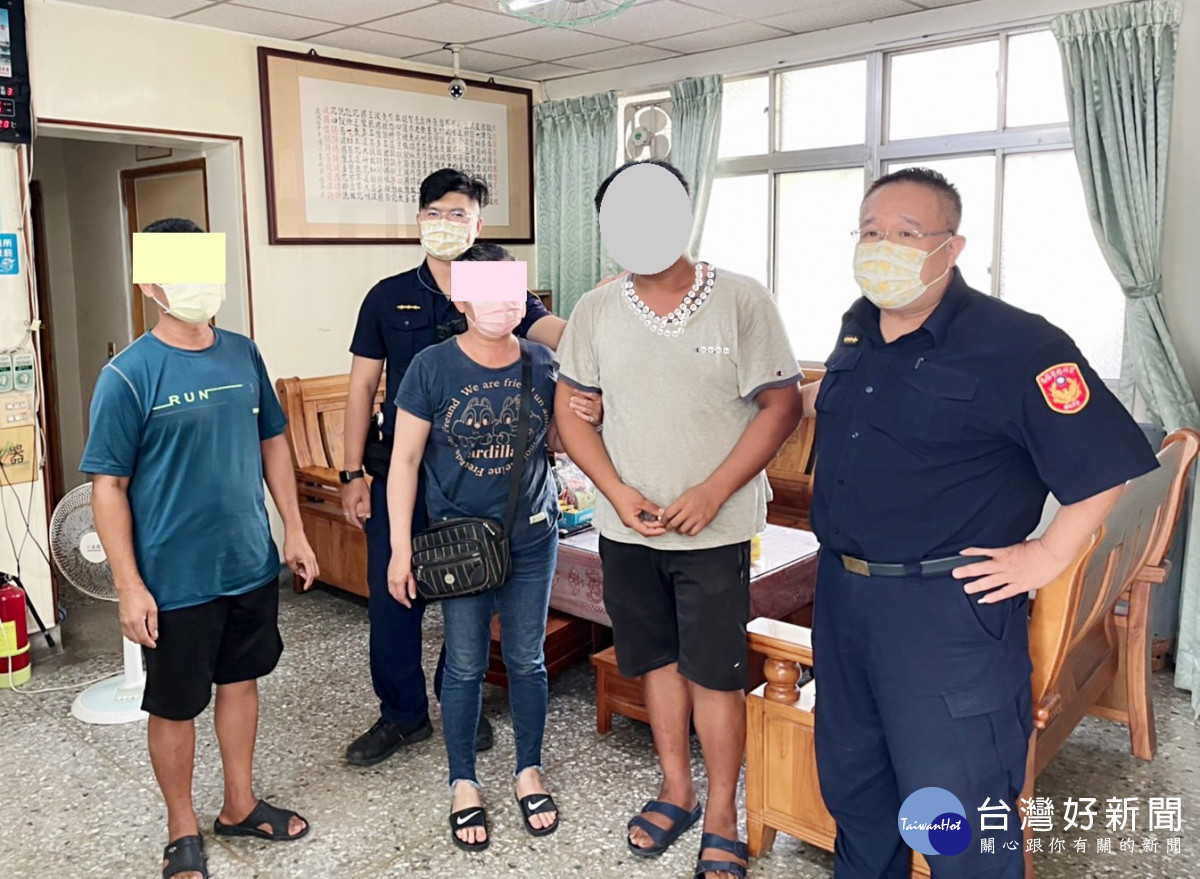 雲林男欠債尋短想跳，輪休北港警及時阻止/北港警分局提供