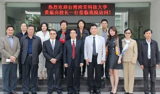 南榮科大前校長黃天一（前右4）及特助妻子吳洛瑜（右3）被控賣假學歷。讀者提供