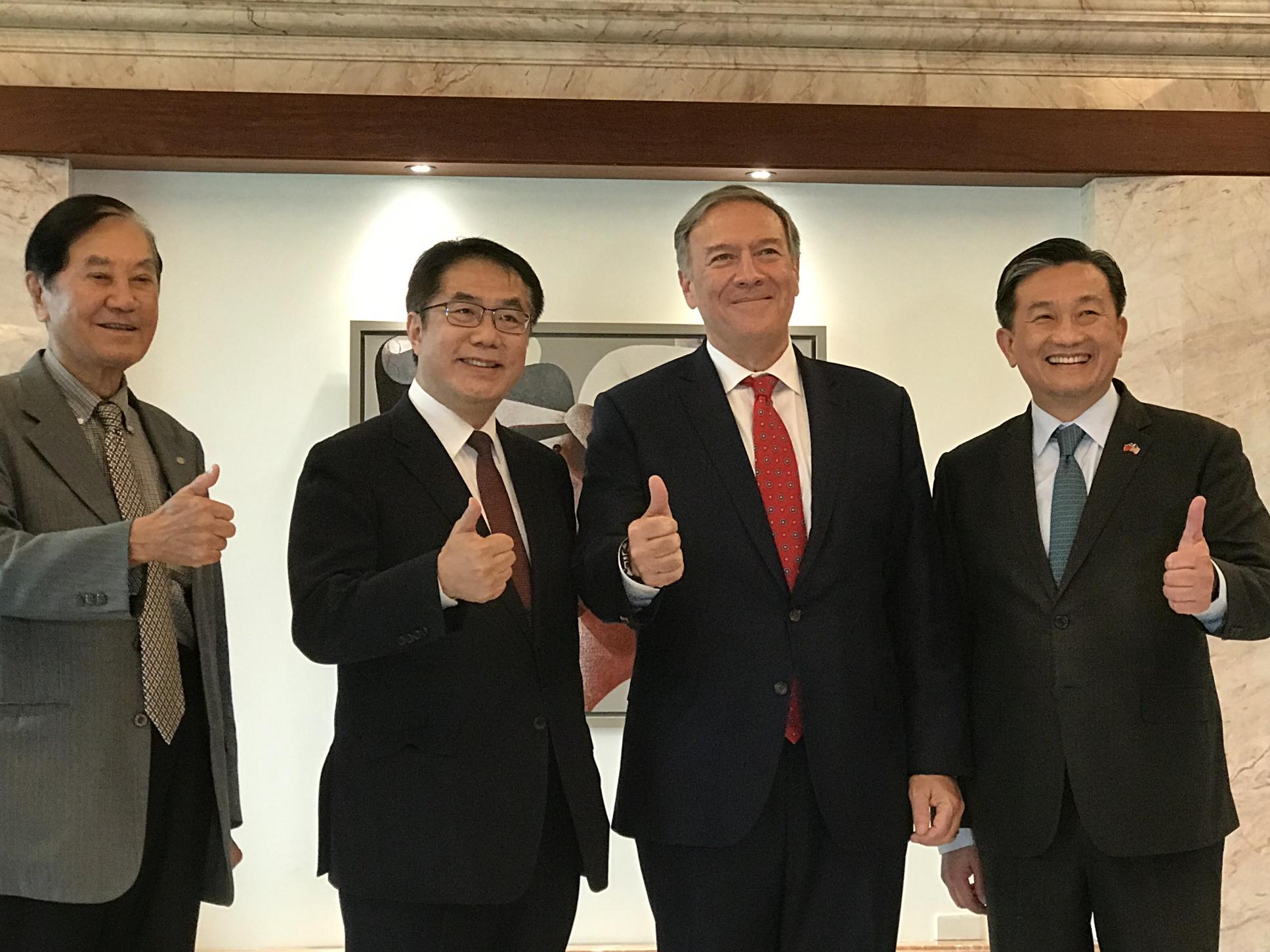 美國前國務卿龐培歐（右二）與台南市長黃偉哲（左二）、立委王定宇（右一）等人餐敘。辛啓松攝