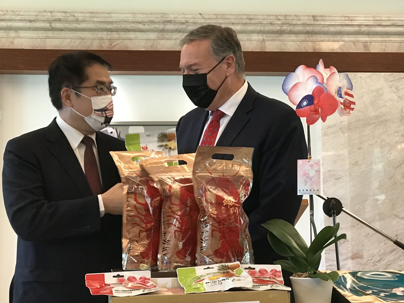 美國前國務卿龐培歐中午到台南，市長黃偉哲贈送台南在地名產。辛啓松攝