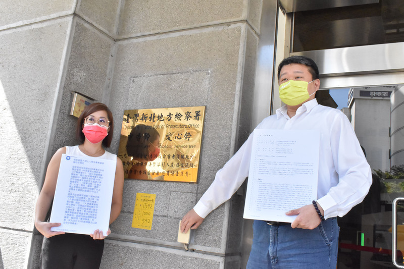 林佳龍競選辦公室執行總幹事何博文（右）、發言人李晏榕（左）28日提告國民黨參選人侯友 宜選舉辦公室執行長張其強與發言人吳亮賢涉偽造公文書與行使偽造公文書罪。中央社