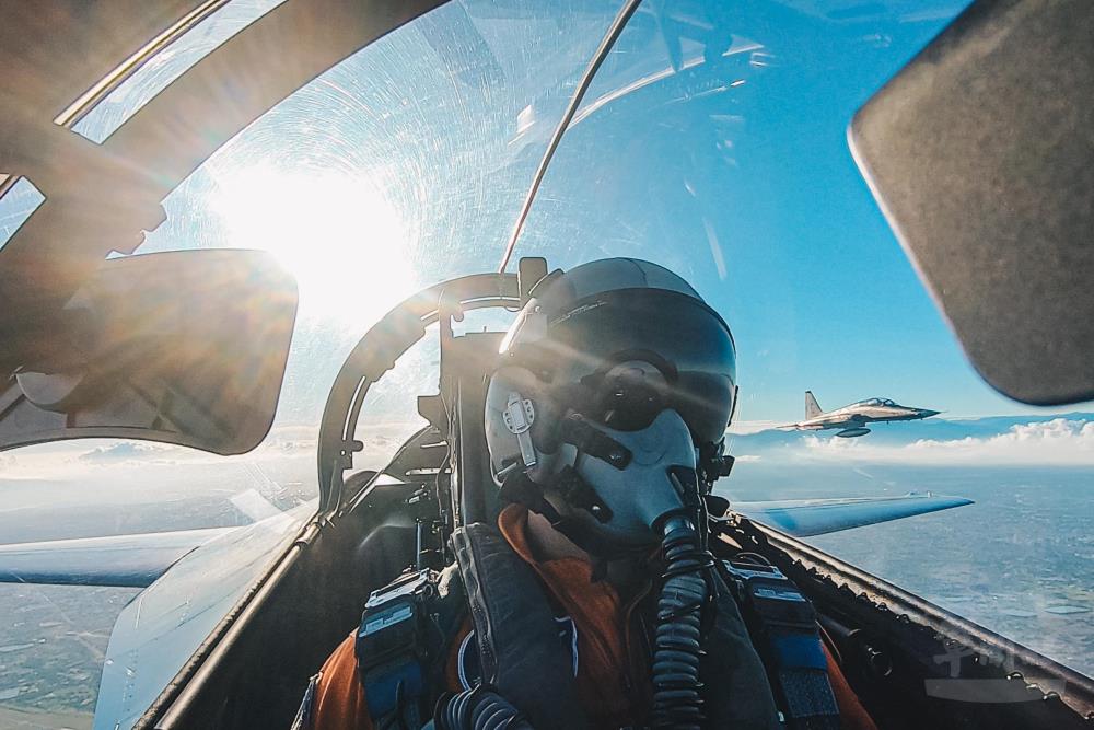 國慶空中機隊預演 勇鷹機首度飛臨台北上空 國慶空中機隊預演 勇鷹機首度飛臨台北上空