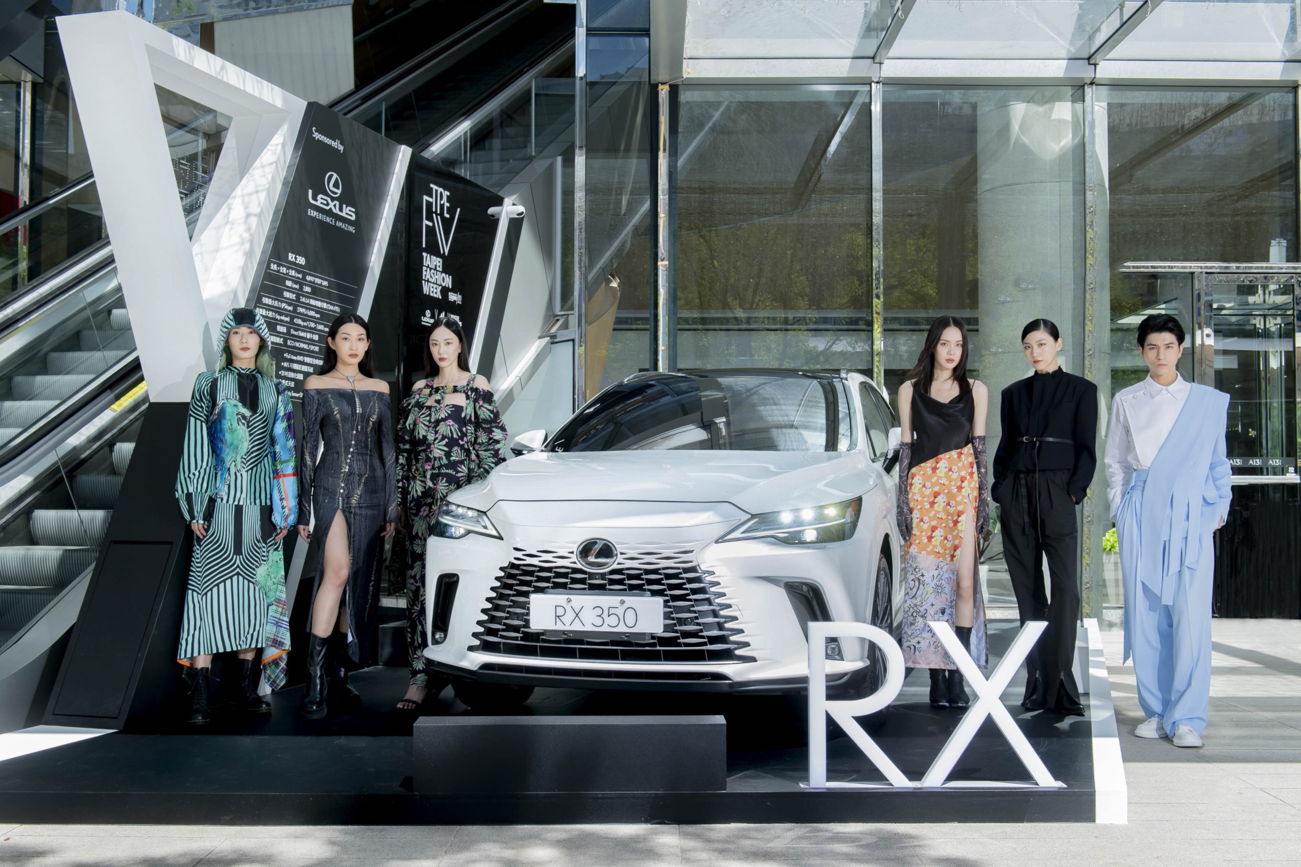 Lexus全新大改款RX與凱渥名模以時尚豪華的身影，為臺北時裝週增添迷人風采