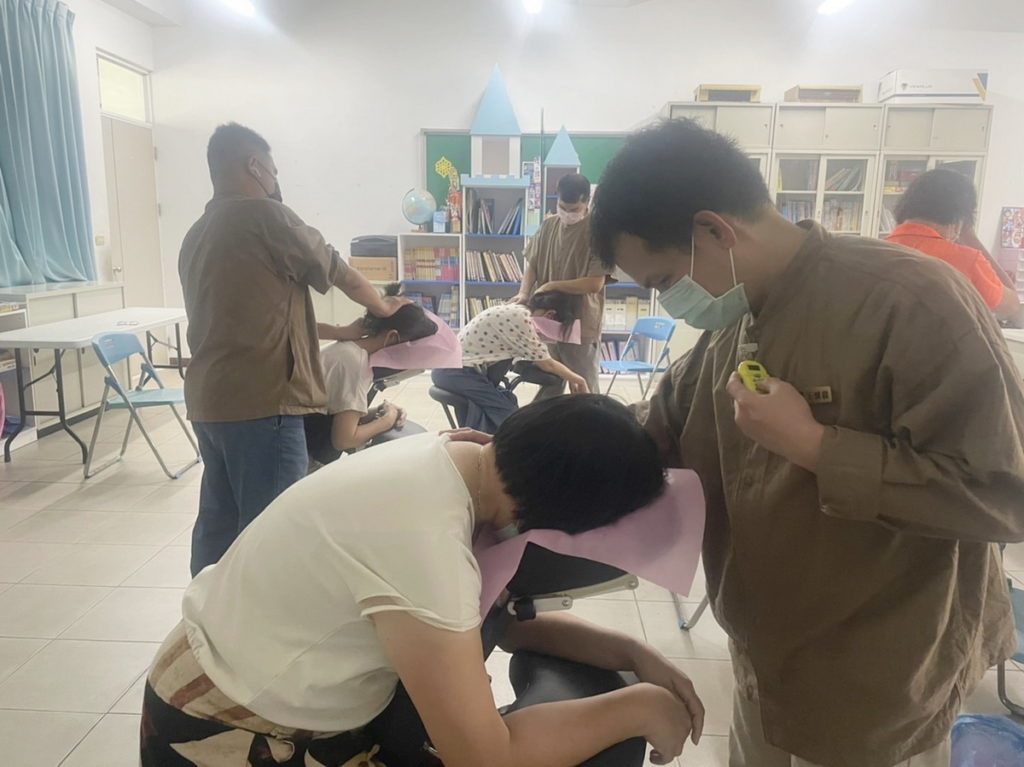 為辛苦的老師按摩