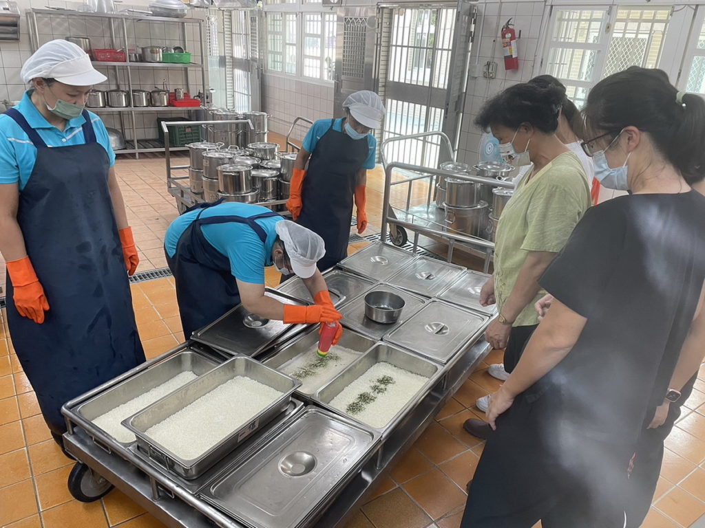 在熱騰騰的午餐上 祝福老師教師節快樂