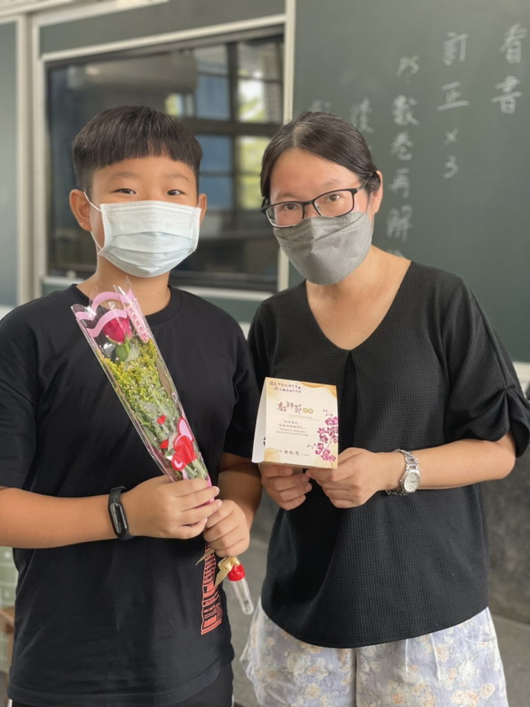  贈送老師花卉及卡片 祝福教室節快樂