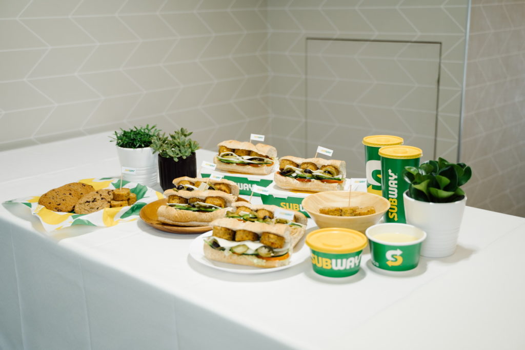 蔬食新選擇—SUBWAY鷹嘴豆泥餅,搭配現烤麵包很對味!一起來品嘗滿滿的豐富層次感