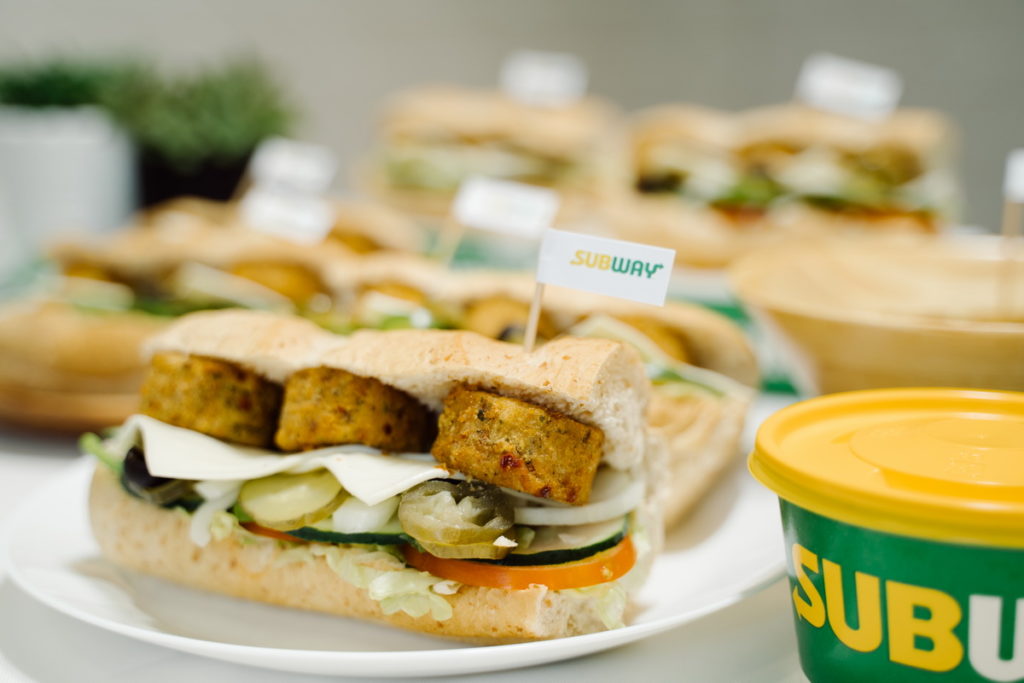 蔬食新選擇—SUBWAY鷹嘴豆泥餅,搭配現烤麵包很對味!一起來品嘗滿滿的豐富層次感