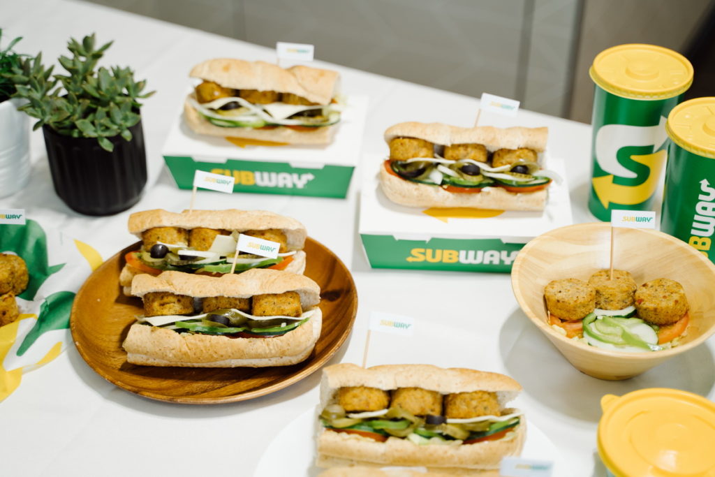 蔬食新選擇—SUBWAY鷹嘴豆泥餅,搭配現烤麵包很對味!一起來品嘗滿滿的豐富層次感