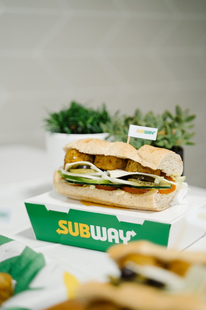 蔬食新選擇—SUBWAY鷹嘴豆泥餅,搭配現烤麵包很對味!一起來品嘗滿滿的豐富層次感