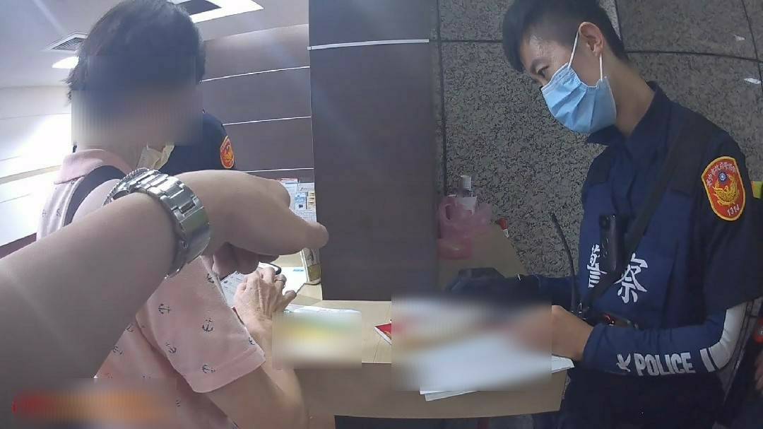 ▲員警直接向陳婦說「這是騙人的」,陳姓婦人聽完員警解釋才恍然大悟自己遭到詐騙 (圖/台中市警察局 提供)
