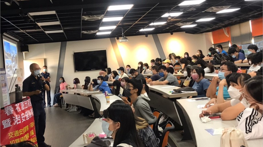 ▲中警四分局宣導列車開進校園，向學生說明交通安全及反詐騙觀念    (圖/台中市警察局 提供)