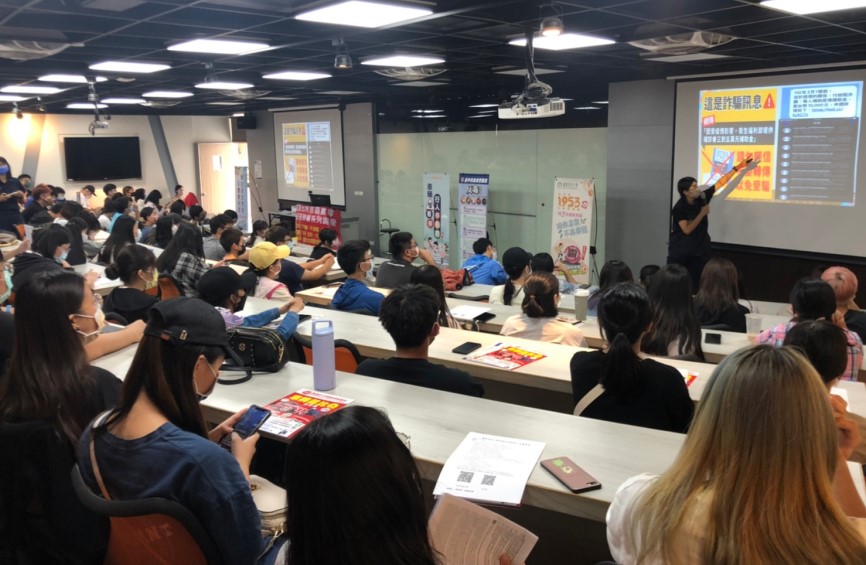 ▲警方以簡報實際案例方式向學生加強各種詐騙行為防範資訊 (圖/台中市警察局 提供)